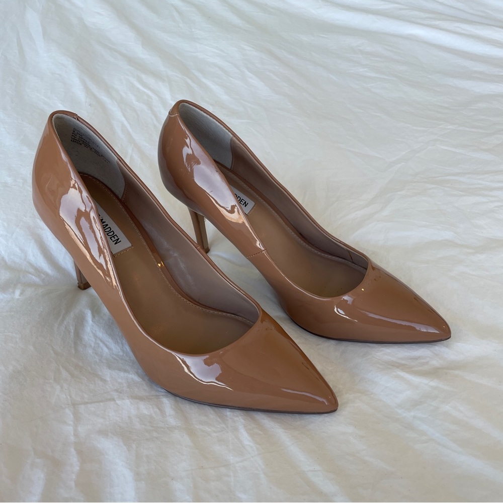 STEVE MADDEN Camel Patent Leather Pumps